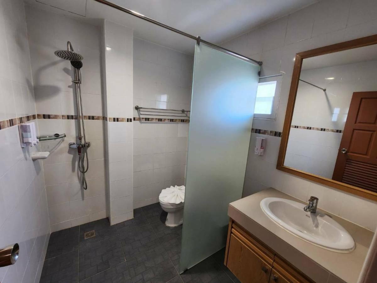 Alaita Hostel Patong Екстериор снимка