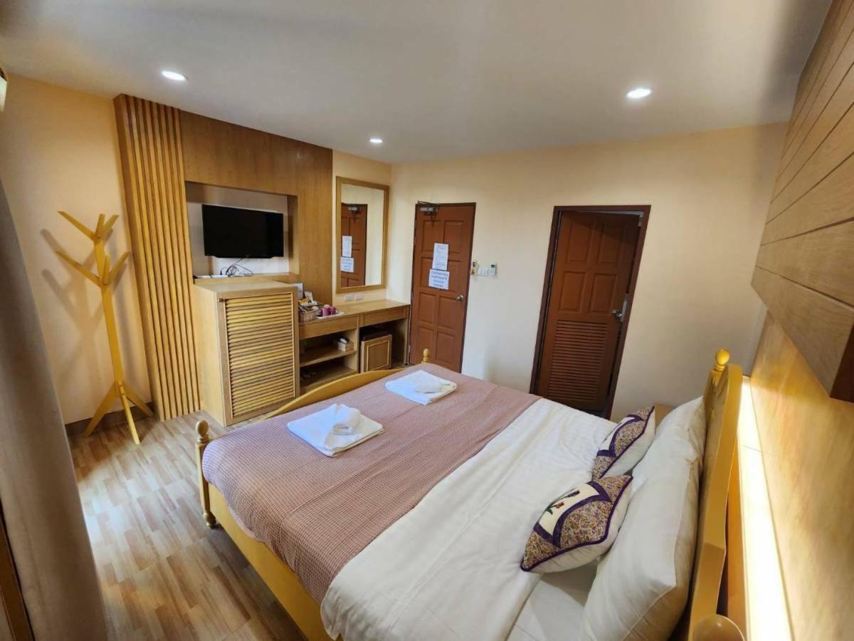 Alaita Hostel Patong Екстериор снимка