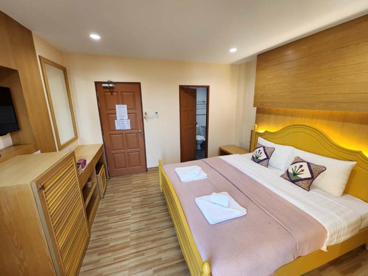 Alaita Hostel Patong Екстериор снимка